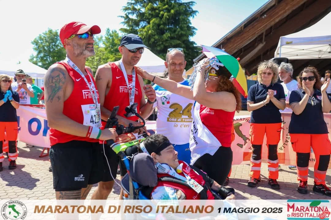 Team di maratoneti solidali durante Riso Italiano Marathon con Francesco Mininni.